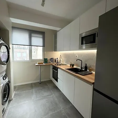 New Luxury Furnished - Beach, Center & Fast Wi-fi *