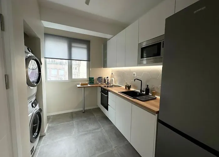 New Luxury Furnished - Beach, Center & Fast Wi-fi *