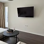 New Luxury Furnished - Beach, Center & Fast Wi-fi *