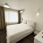 Apartment New Luxury Furnished - Beach, Center & Fast Wi-fi *