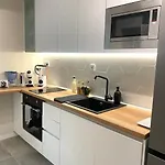 New Luxury Furnished - Beach, Center & Fast Wi-fi *