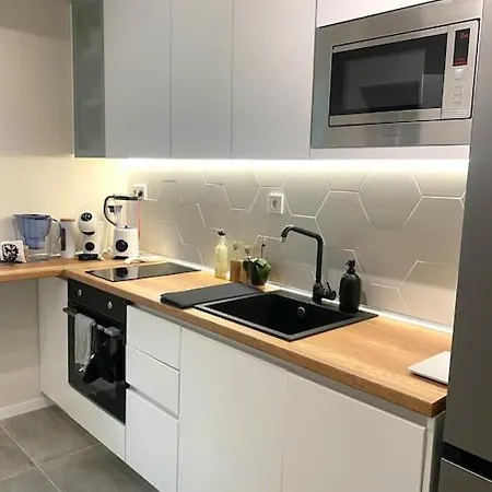 New Luxury Furnished - Beach, Center & Fast Wi-fi *