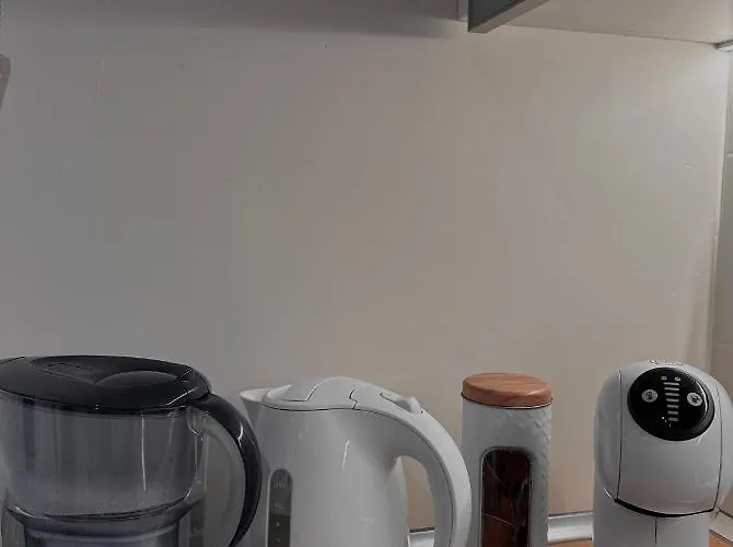 New Luxury Furnished - Beach, Center & Fast Wi-fi Lejlighed