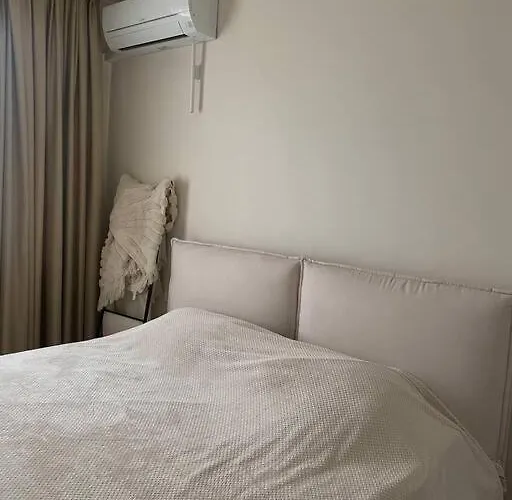 New Luxury Furnished - Beach, Center & Fast Wi-fi Lejlighed