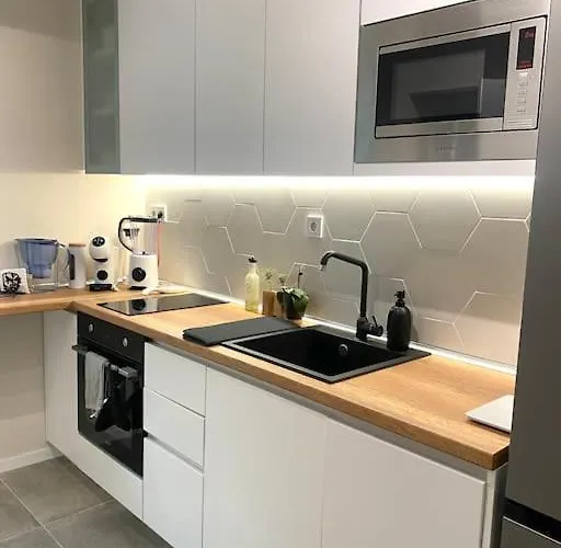 New Luxury Furnished - Beach, Center & Fast Wi-fi *